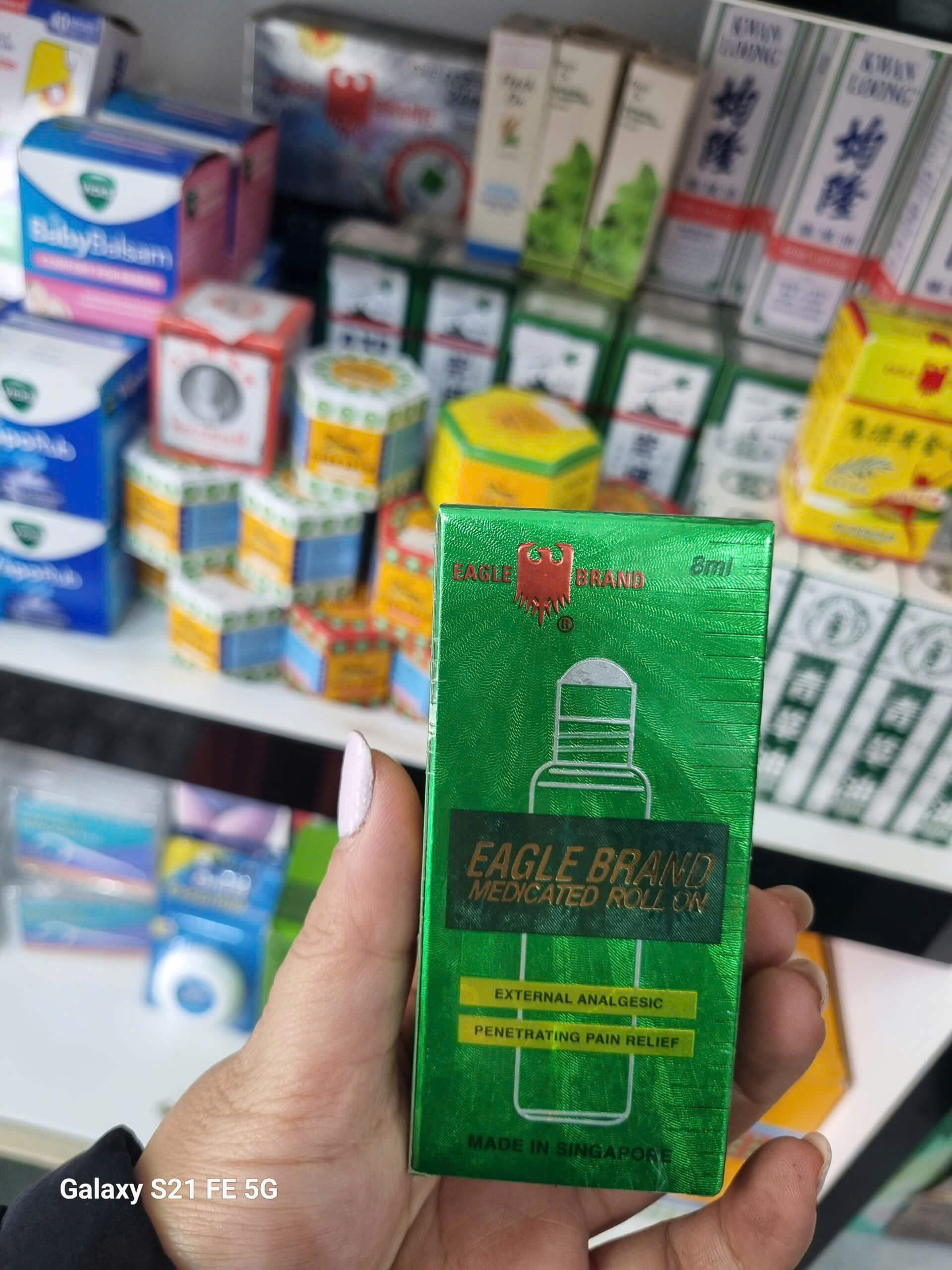 Dầu gió Singapore 1 nắp loại lăn 8ml